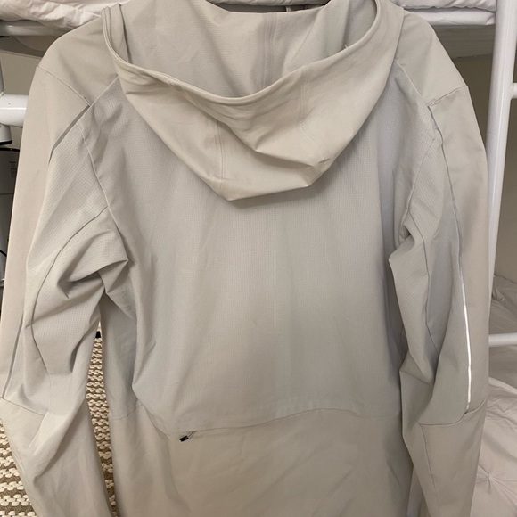 Lululemon Rain Jacket. Light Grey Size Large - Picture 3 of 3